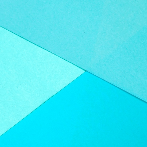 青い紙の幾何学的なフラットレイアウトの背景色