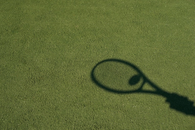 공을 테니스 라켓의 그림자