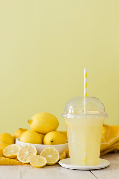 Free photo shake with citrus and lemon slices