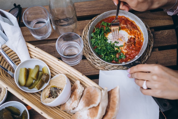 Shakshuka, 테이블에 토마토 소스에 튀긴 계란