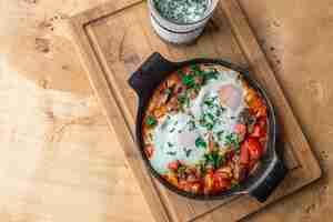 Foto gratuita shakshuka in una padella e un bicchiere di ayran cibo sano e gustoso