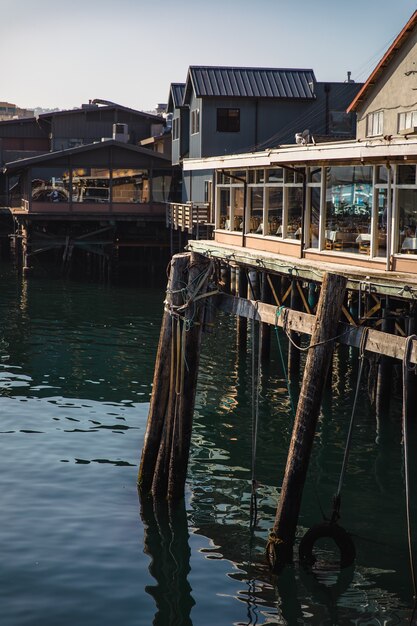 水域近くの建物の浅い焦点