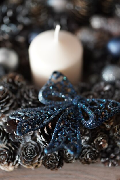 Неглубокий снимок голубой блестящей ленты, элемента декора рождественской свечи