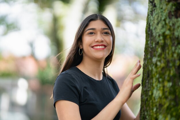 Inquadratura poco profonda di una giovane donna sorridente concept