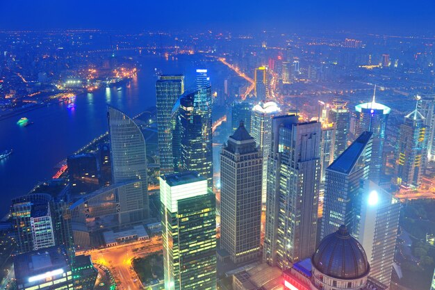 夕暮れ時の都市建築と上海の空撮