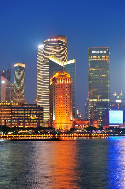 상하이, 중국 - 6월 2일: 2012년 6월 2일 중국 상하이에서 황혼에 붐비는 도시의 고층 빌딩. 상하이는 2010년 기준으로 인구가 2,300만 명으로 세계에서 가장 큰 도시입니다.