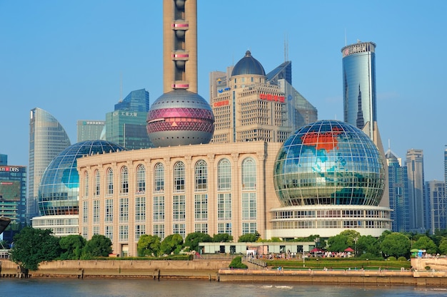 上海、中国-6月2日：中国、上海で2012年6月2日に川の上の東方明珠電視塔。塔は1994年から2007年まで台湾を除いて中国で最も高い建造物であり、上海のランドマークでした。