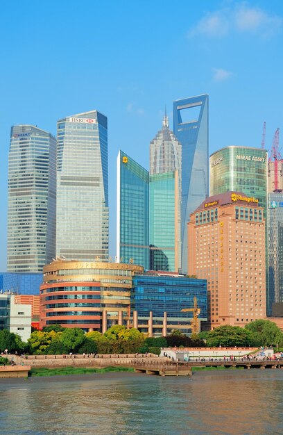 上海、中国-6月2日：中国、上海で2012年6月2日に都市のスカイラインと都市の建築。上海は人口で世界最大の都市であり、2010年の時点で2300万人です。