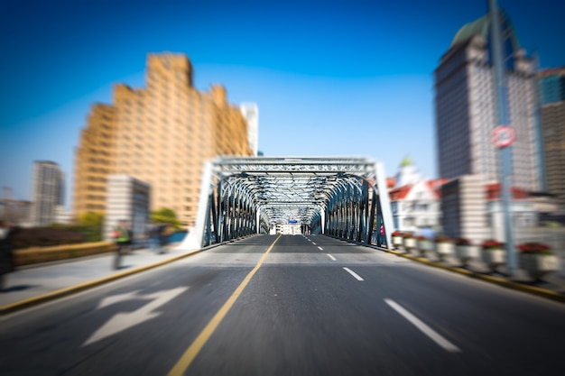 Shanghai cina, grattacieli e vecchio ponte di ferro.