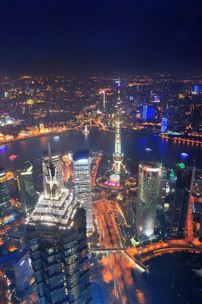 夜の上海の街の空撮とライトと都市建築