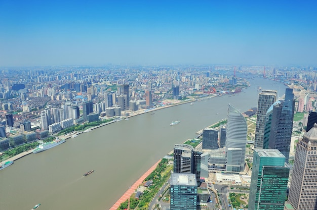 日中の川と青い空の上の都市建築と上海市の空撮。