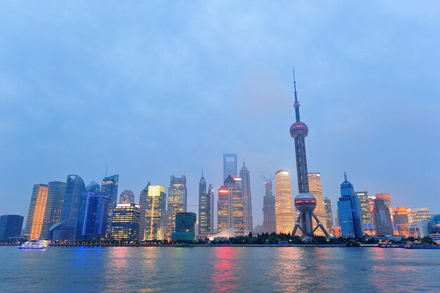 黄埔川の夜の上海市のスカイライン
