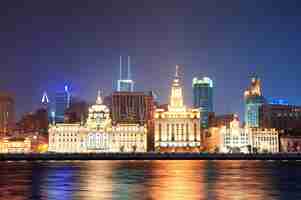 Free photo shanghai historic architecture at night lit by lights over huangpu river