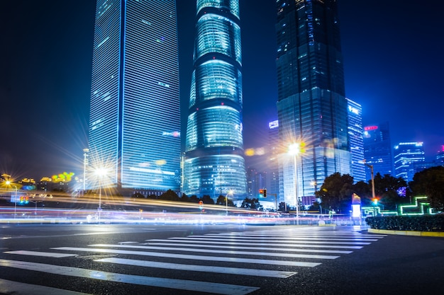 Бесплатное фото Шанхай lujiazui финансов и торговой зоны современного города ночной фон