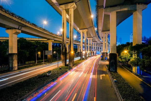 Foto gratuita overpass di shanghai durante la notte