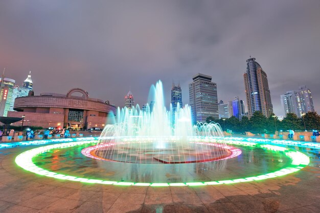 夜に噴水と都会のスカイラインがある上海人民広場