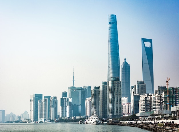 Foto gratuita skyline di shanghai in giornata di sole, cina