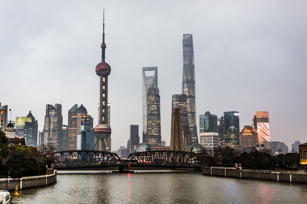 Foto gratuita skyline di shanghai con storico ponte waibaidu, cina