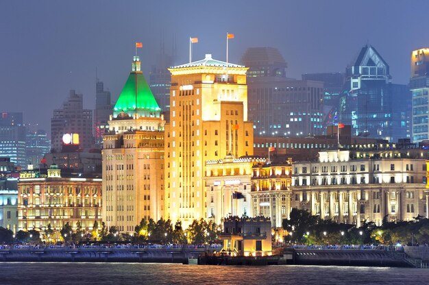 夕暮れ時に川に架かる上海の都市建築