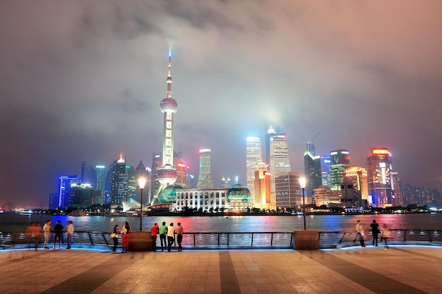 無料写真 夜の歩道の上の上海都市のスカイライン