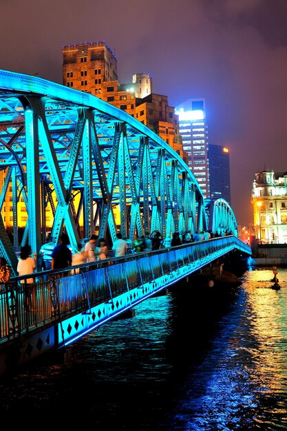 川に架かる色とりどりの光と夜の上海外白渡橋