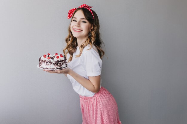 白い木製の背景にチョコレートカップケーキ プレミアム写真