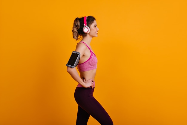 Shapely lady doing cardio