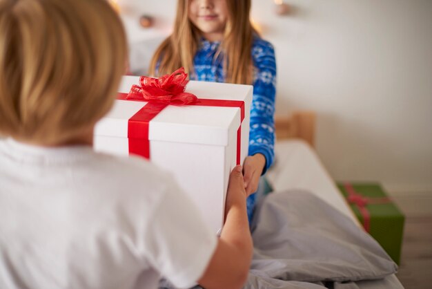 ベッドでクリスマスプレゼントを共有する