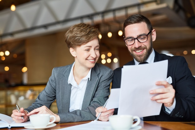 Foto gratuita condividere idee con il collega