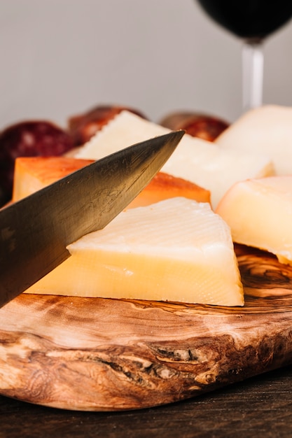 Free photo sharp knife cutting cheese