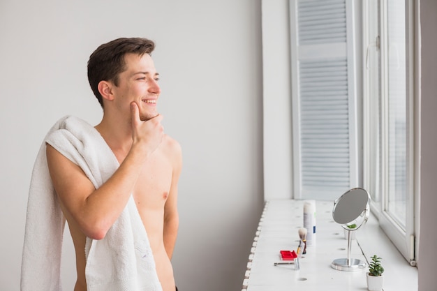 Концепция бритья с привлекательным мужчиной