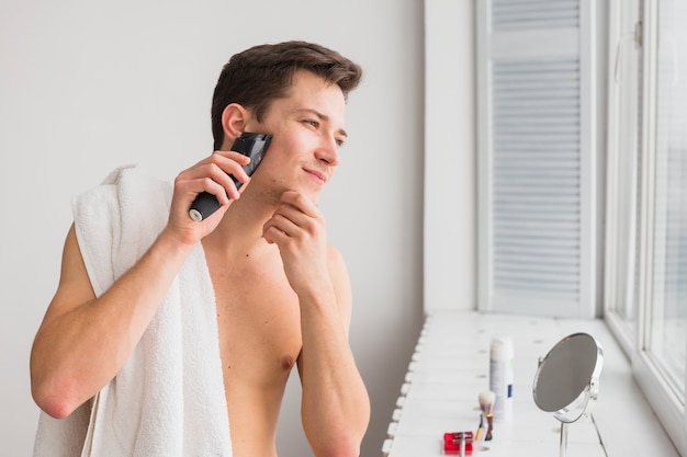 Free photo shaving concept with attractive man