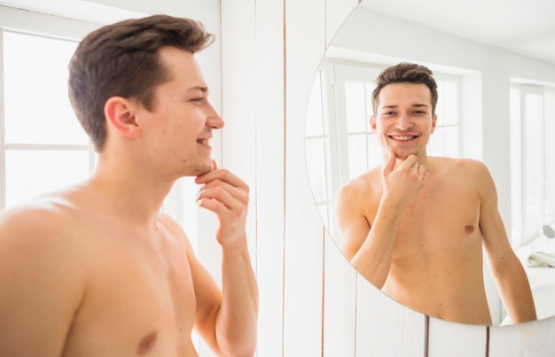 Концепция бритья с привлекательным мужчиной