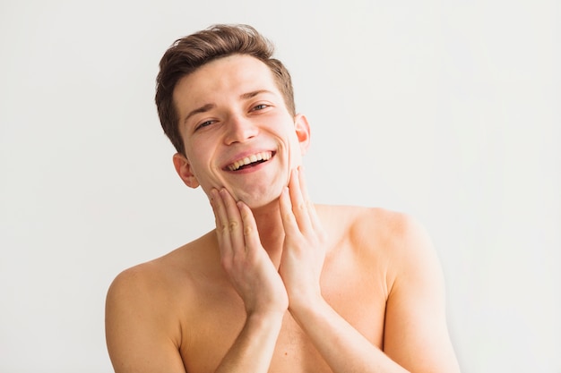 Бесплатное фото Концепция бритья с привлекательным молодым человеком