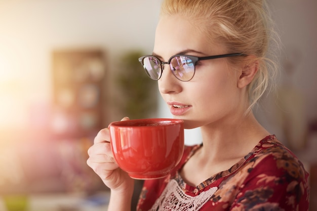 彼女はおいしいコーヒーの味を知っています