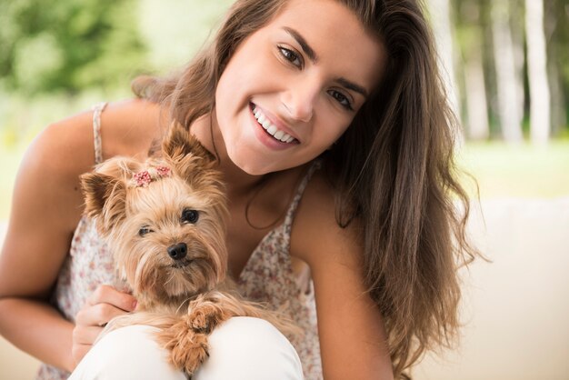 彼女は小さな子犬が大好きです