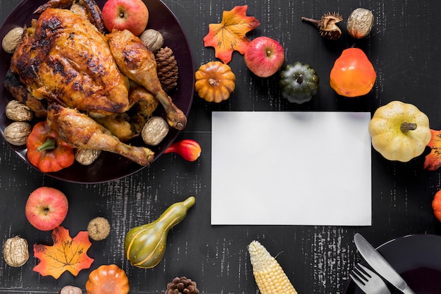 Бесплатное фото Лист возле жареной курицы, овощей и фруктов