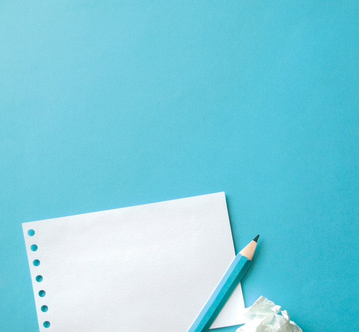 Free Photo sheet of paper and pen with blue background