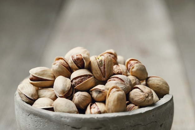 Free photo shelled pistachios, closeup