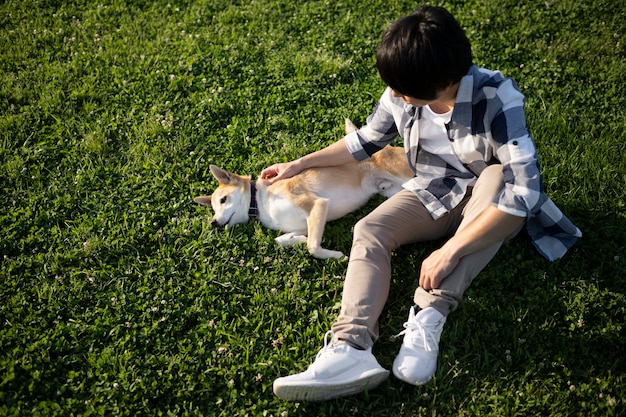 Foto gratuita shiba inu cane che fa una passeggiata