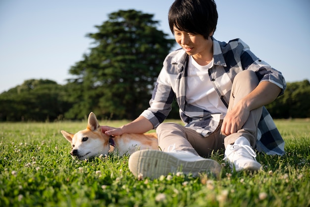 散歩をしている柴犬