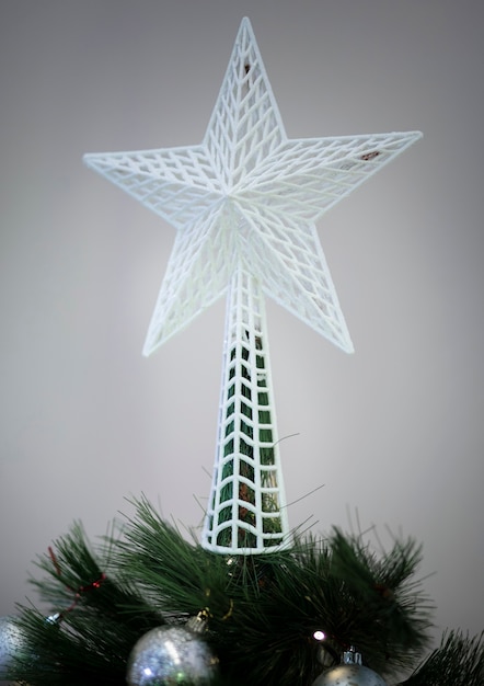 Free photo shining star on christmas tree top