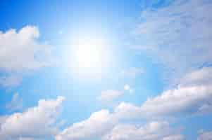 Бесплатное фото Яркое солнце на ясное голубое небо