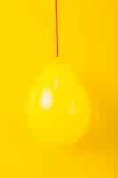 Foto gratuita palloncino lucido sullo sfondo giallo