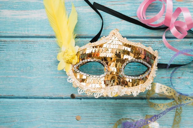 カーニバルのための光沢のある装飾的なマスク