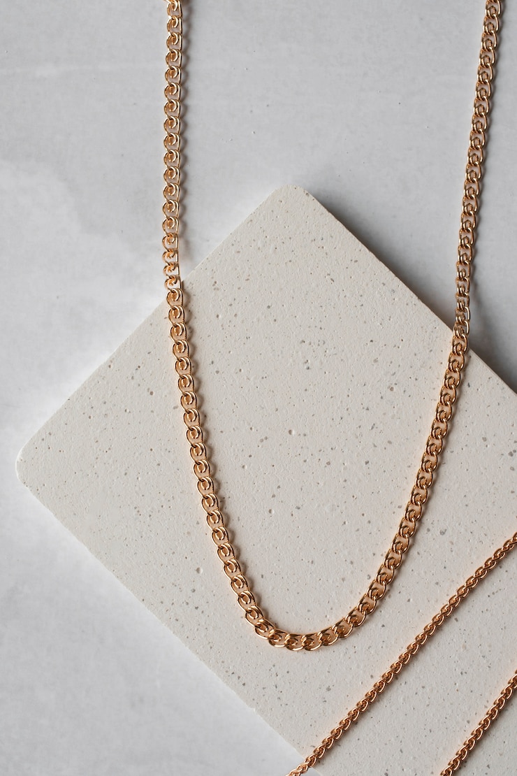 Free Photo shiny and elegant gold chain display
