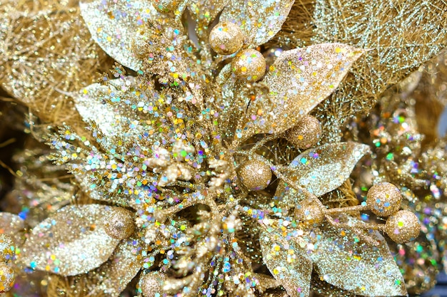 Foto gratuita primo piano lucido del fiocco di neve di natale dell'oro, accessori di festa per l'albero di natale