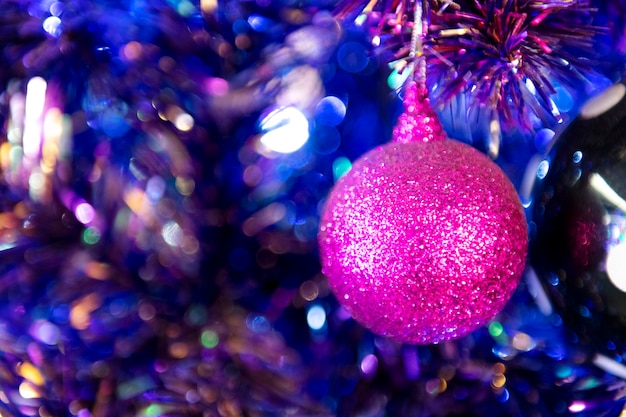 Free photo shiny pink christmas ball hanging