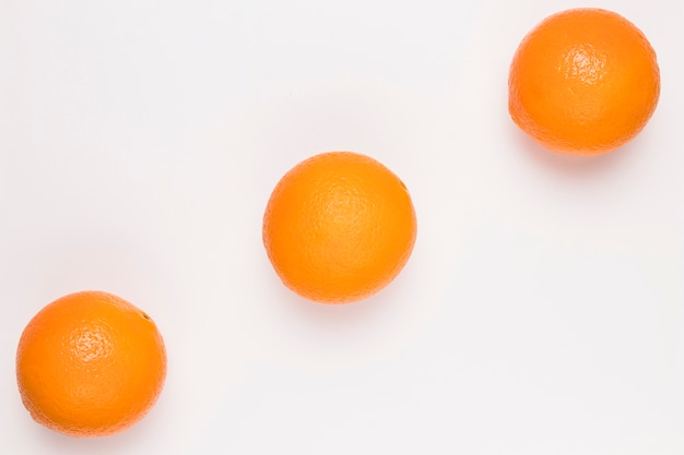 흰색 표면에 빛나는 부드러운 오렌지