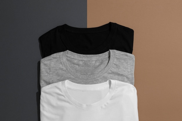 Foto gratuita concetto di mockup di camicia con abiti semplici